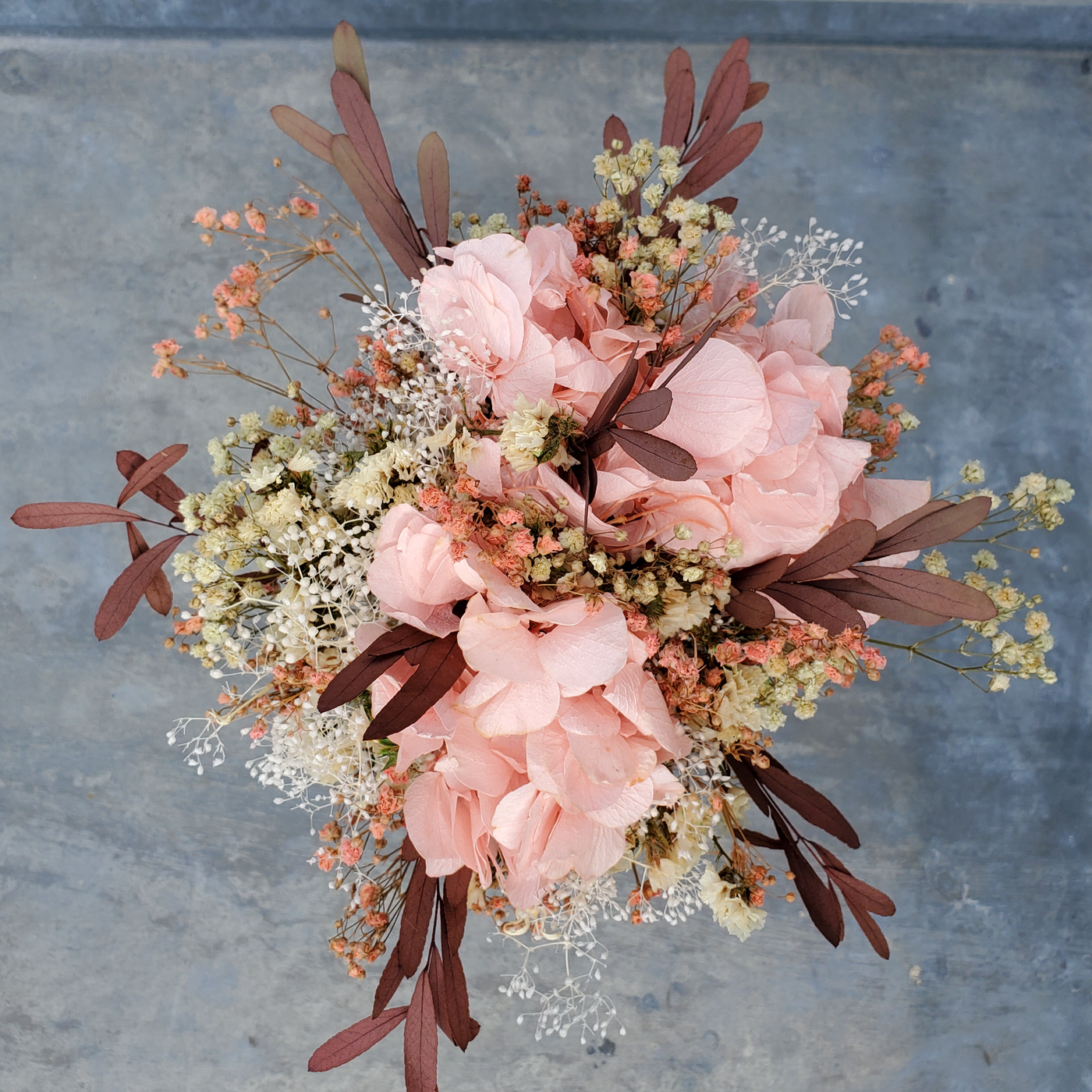 Bouquet de mariée en fleurs stabilisée éternelles rosé avec de l'hortensia rose et du gypsophile   "Rue de Prague" | Ateliers Ouchamp 