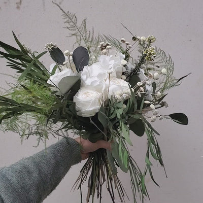 Bouquet de fleurs stabilisées éternelles blanc et vert  composé de roses, hortensias, Fleur de Riz, Botao, Asparagus Plumosus, Eucalyptus Nicoly & Eucalyptus Populus. en mouvement