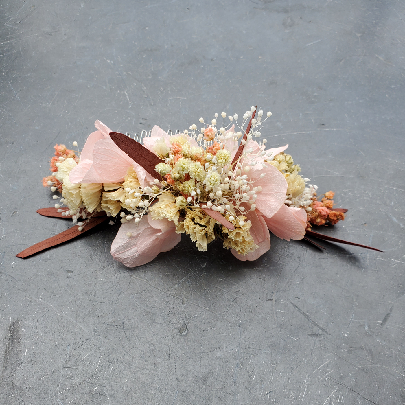 Peigne en fleurs stabilisées éternelles rose et beige composé d'Hortensia, Mini Gypsophile, Gypsophile, Stuartiana & Nicoly. Vue de côté
