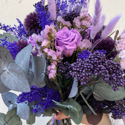 Bouquet de fleurs stabilisées éternelles violet composé de 3 Roses sur grande tige, Gypsophile, Scabiosa, Broom, Chardon Echinops, Lagurus, Statice, Eucalyptus. Vue du haut