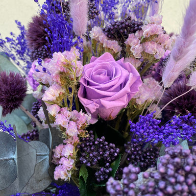 Bouquet de fleurs stabilisées éternelles violet composé de 3 Roses sur grande tige, Gypsophile, Scabiosa, Broom, Chardon Echinops, Lagurus, Statice, Eucalyptus. Vue proche