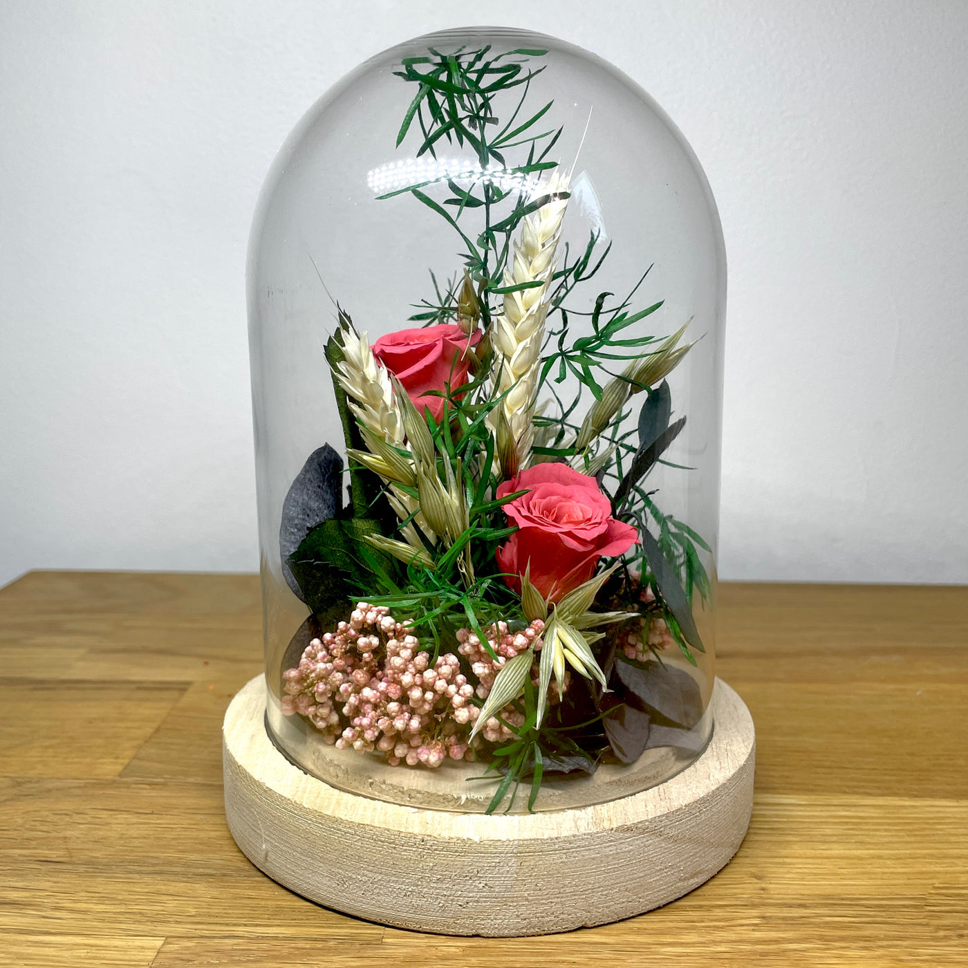 Cloche fleurs stabilisées composé de Rose, Blé, Avoine, Diosmi, Asparagus & Stuartiana. Vu de face Ateliers Ouchamp