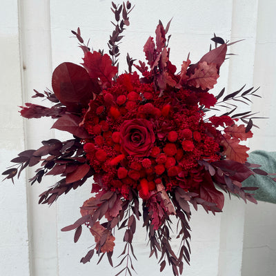 Bouquet roses éternelles, fleurs stabilisées et feuillages stabilisés de couleur rouge Ateliers Ouchamp