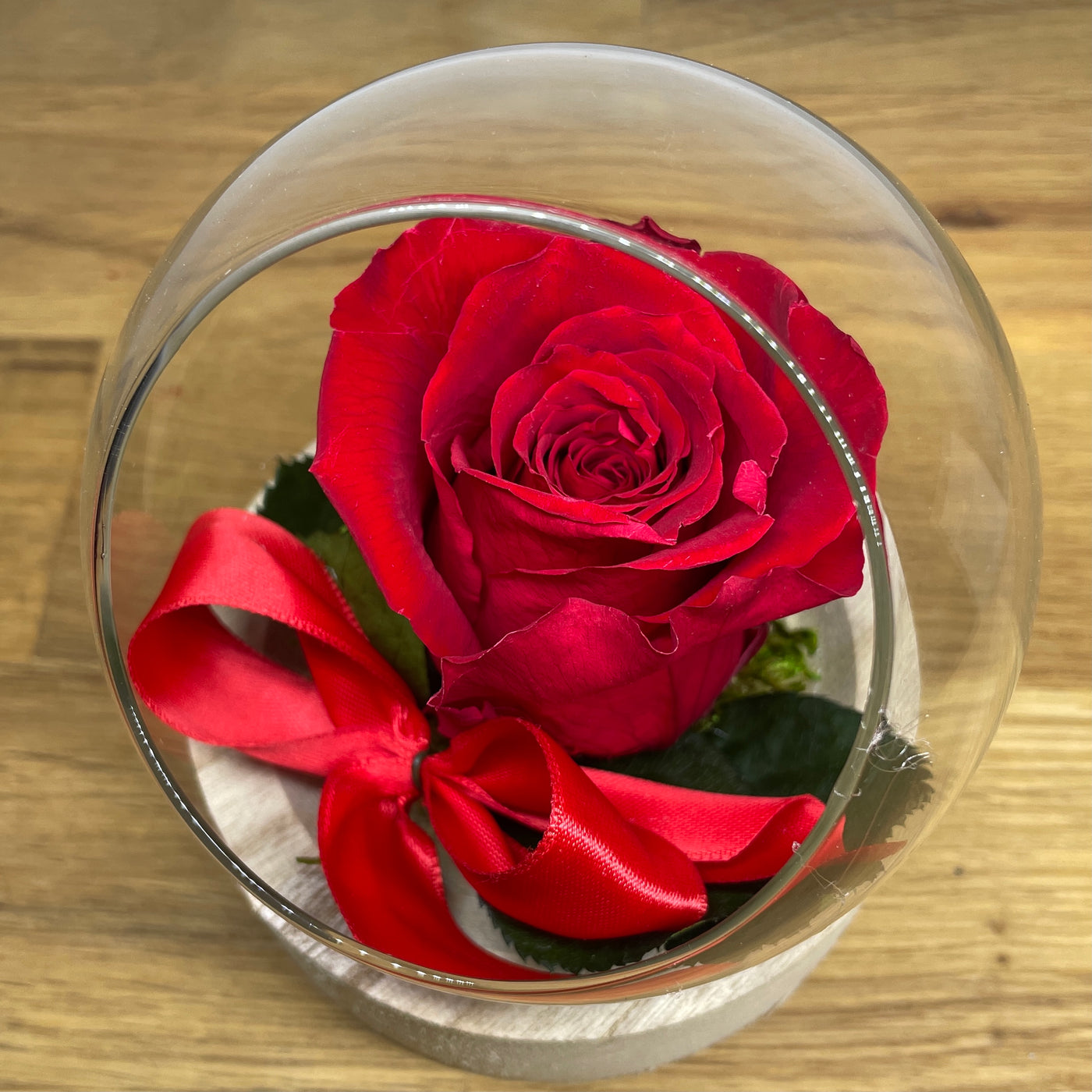 Bulle en fleurs stabilisées éternelles composé de Rose, Lichen & Ruban. Vu du haut
