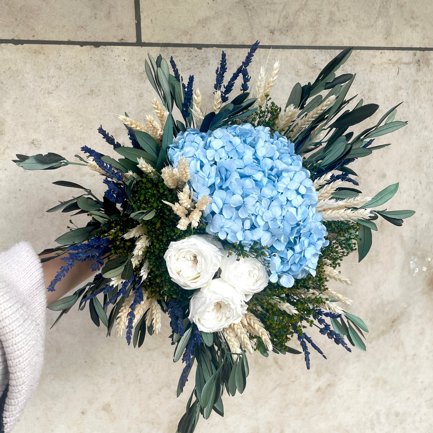 Bouquet de fleurs stabilisées éternelles bleu et vert composé de 3 Roses Pivoine sur tige, Hortensia, Lavande, Broom, Blé & Olivier. Vue de face