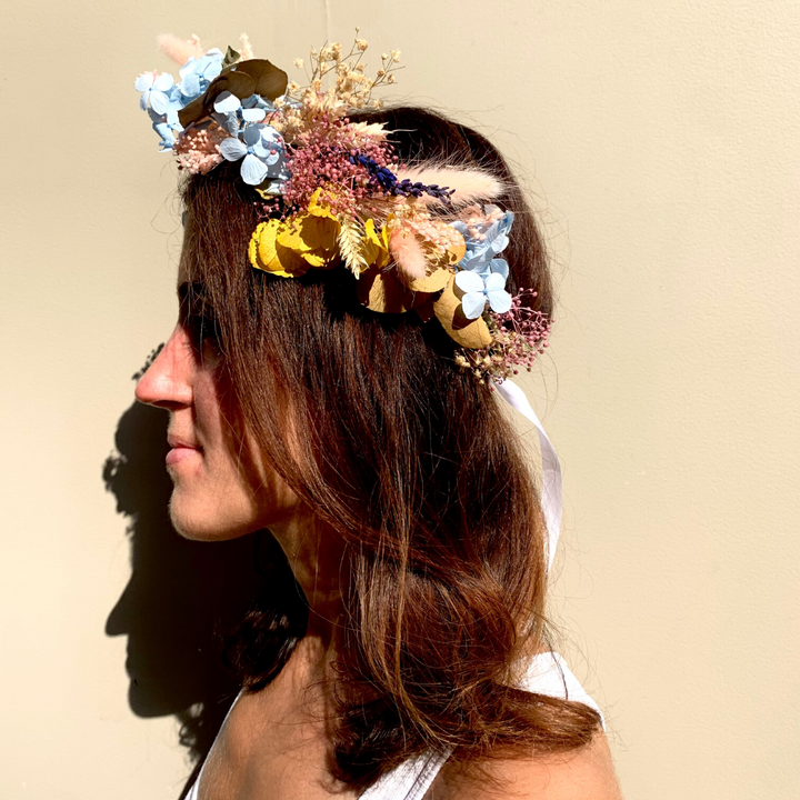 Couronne de tête en fleurs stabilisées éternelles jaune et bleu | Ateliers Ouchamp